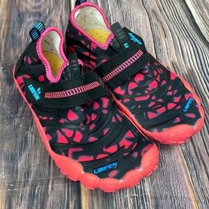 UBFEN Pink & Black Water Shoes- Size 34 EUR- Big Kid 4